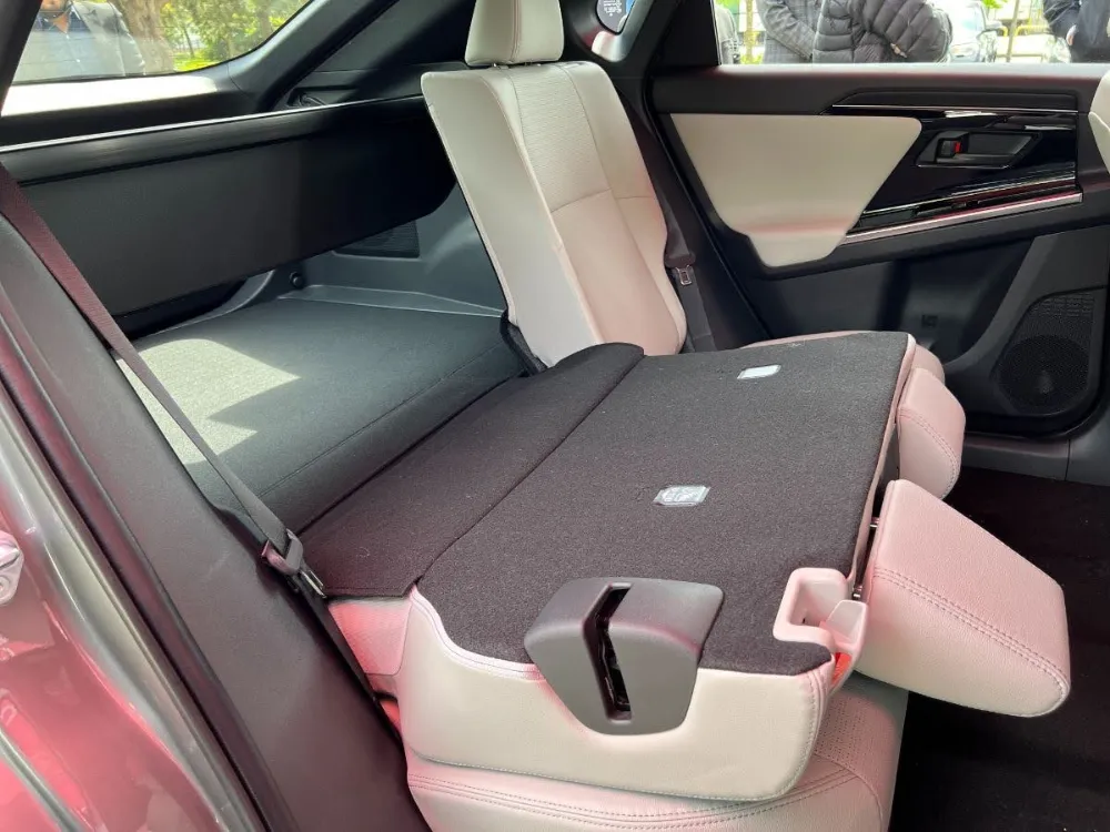 2023 Toyota bZ4X XLE Tech in Heavy Metal 31